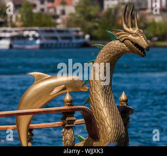 Reich verzierte Boot Dekorationen auf dem Bosporus in Istanbul Stockfoto