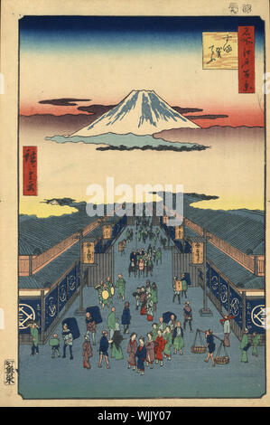 Perspektivische Ansicht, Commercial Street mit vielen Fußgängern und Torhüter, zeigt auch den Berg Fuji in der Ferne, über den Wolken. Holzschnitt von hiroshige's 100 berühmten Ansichten von Edo (heute Tokyo). 36,3 x 24,1 cm. Stockfoto