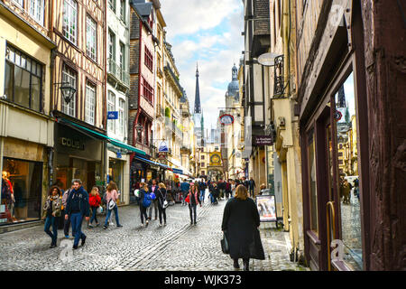 Touristen und Einheimische genießen Sie einen Spaziergang auf der berühmten Rue de l'Horloge, der wichtigsten Einkaufsstraße in der Nähe der mittelalterlichen Astronomischen Uhr in Rouen, Frankreich Stockfoto