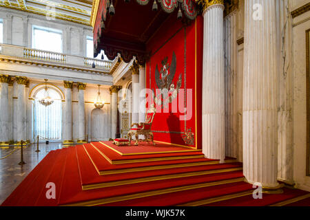 Stufen führen zum Roten reich verzierten Thron von Spalten in Catherine Palace in der Stadt von Zarskoje Selo, oder Puschkin, Russland umgeben. Stockfoto