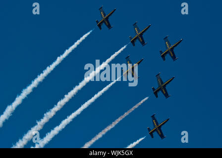 PORTO, PORTUGAL - 31. August: Breitling Jet Team Demo während der Pausenzeit von Red Bull Air Race '07 31. August 2007 in Porto, Portugal. Stockfoto