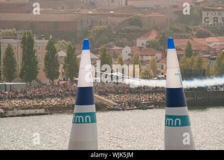 PORTO, PORTUGAL - 7. SEPTEMBER: Hannes Arch (AUS) nimmt während der Red Bull Air Race Event am 12. September 2009 in Porto, Portugal. Stockfoto