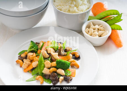 frische Hähnchen und Gemüse rühren gebraten mit Cashew-Nüssen, typisch chinesisches Gericht Stockfoto