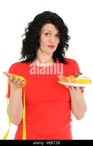 Frau mit Kuchen und Maßband isoliert auf weißem Hintergrund Stockfoto