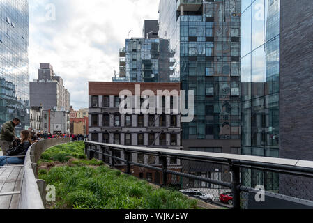 New York City, USA - 21. April 2019: Die High Line, die freie Eingabe der städtischen öffentlichen Park auf einem historischen rail line, New York City, Manhattan. Menschen sind en
