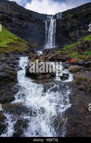 Touristen in der Fossa Wasserfall auf der Insel Bordoy in den Färöer Inseln Stockfoto