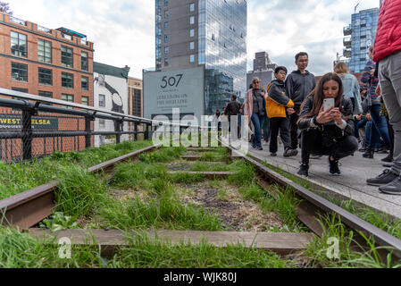 New York City, USA - 21. April 2019: Die High Line, die freie Eingabe der städtischen öffentlichen Park auf einem historischen rail line, New York City, Manhattan. Menschen sind en Stockfoto