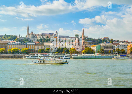 Die szilágyi Dezso Square Reformierte Kirche am Ufer der Donau in Budapest in Ungarn mit der Burg, St. Matthias Kirche Oberhalb Stockfoto