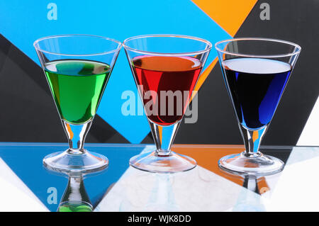 Drei transparente Gläser mit bunten drinks Stockfoto