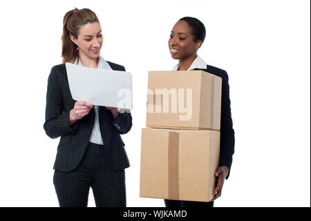 Lächelnde Geschäftsfrauen diskutieren Aktiendetails Stockfoto