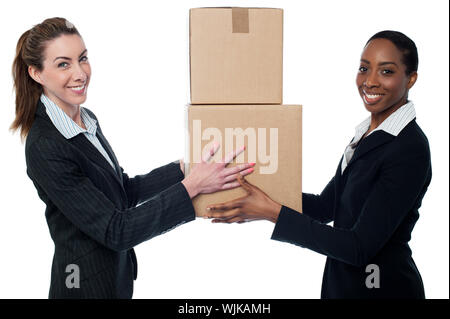 Frau Übergabe Kartons Stockfoto