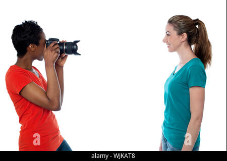 Frau, die ein Bild von ihrer Freundin Stockfoto