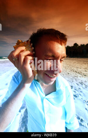 junger Mann Anruf telefonisch Schale Stockfoto