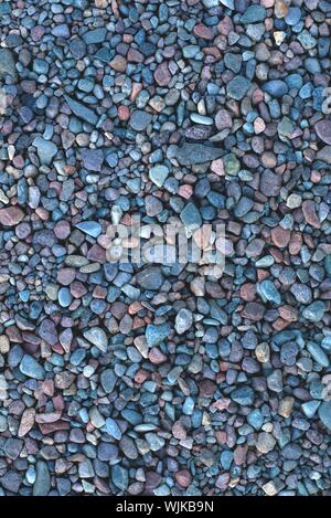 Kleine Flusskiesel auf einem Schotterweg. Textur Detail. Stockfoto