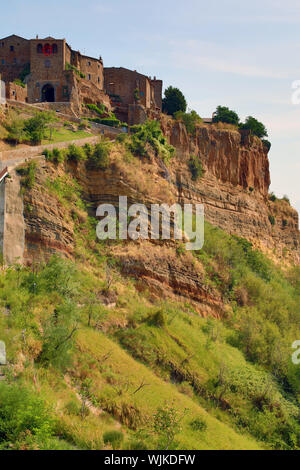 Blick auf das Bergdorf CIVITA DI BAGNOREGIO, Latium, Italien Stockfoto