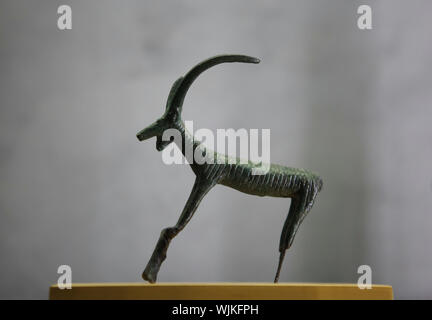 Alpensteinbock (Capra ibex) oder Pyrenäen ibex (Capra PYRENAICA PYRENAICA). Iberische, Keltische oder etruskischen Statuette auf Anzeige im Museum der Schönen Künste (Musée des Beaux-Arts de Lyon) in Lyon, Frankreich. Stockfoto