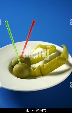 Tapas aus Spanien, Oliven und heiße Paprika snack Stockfoto