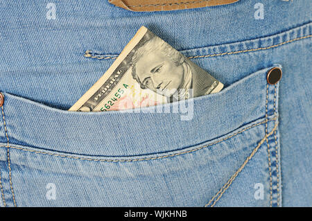 10 Dollar aus der Tasche der blauen Jeans Stockfoto