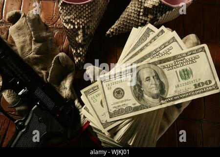 Dollarnoten und Pistole, schwarze Pistole, Mafia-inspiration Stockfoto