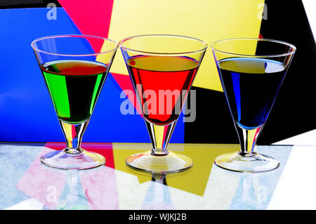 Drei transparente Gläser mit bunten drinks Stockfoto