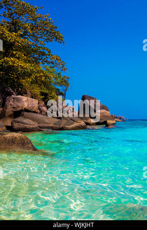 Kristallklares Wasser auf den Similan Inseln in Thailand Stockfoto