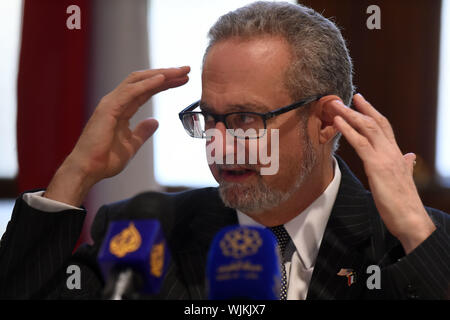 (190903) - Kuwait-stadt GOVERNATORATS (Kuwait), Sept. 3, 2019 (Xinhua) - der amerikanische Botschafter in Kuwait Lawrence Silverman spricht auf einer Pressekonferenz in Bayan, des Governatorats Kuwait-Stadt, Kuwait, Sept. 3, 2019. Kuwaitischen und US-Führer den Golf Spannungen und die bilateralen Beziehungen wird bei einem Gipfel in der kommenden Woche beraten, Lawrence Silverman sagte Dienstag. (Foto von Asad/Xinhua) Stockfoto