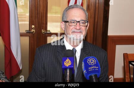 (190903) - Kuwait-stadt GOVERNATORATS (Kuwait), Sept. 3, 2019 (Xinhua) - der amerikanische Botschafter in Kuwait Lawrence Silverman eine Pressekonferenz in Bayan, des Governatorats Kuwait-Stadt, Kuwait besucht, an Sept. 3, 2019. Kuwaitischen und US-Führer den Golf Spannungen und die bilateralen Beziehungen wird bei einem Gipfel in der kommenden Woche beraten, Lawrence Silverman sagte Dienstag. (Foto durch Ghazy Qaffaf/Xinhua) Stockfoto