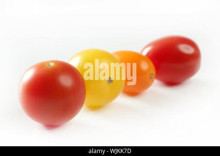 Kleine Kirsche variiert Multi Farbe Tomaten, im Studio, weißer Hintergrund Stockfoto