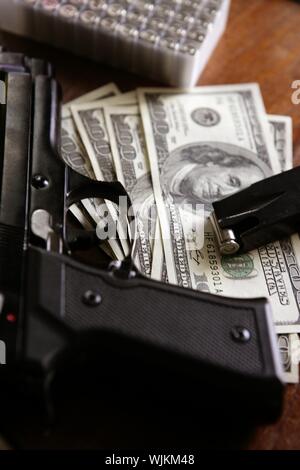 Dollarnoten und Pistole, schwarze Pistole, Mafia-inspiration Stockfoto