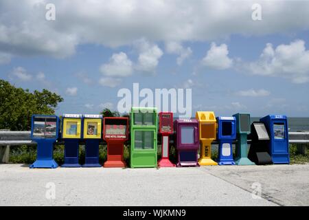 Reihe von Zeitung-Boxen in Florida Keys Stockfoto