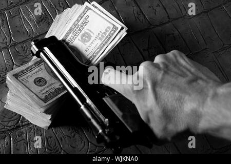 Dollarnoten und Pistole, schwarze Pistole, Mafia-inspiration Stockfoto