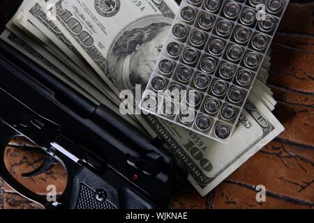 Dollarnoten und Pistole, schwarze Pistole, Mafia-inspiration Stockfoto