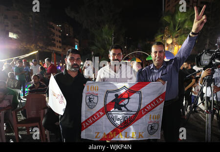 Gaza, Gazastreifen, palästinensischen Gebiet. 3. Sep 2019. Sammeln Sie die Palästinenser in Gaza Stadt als das offizielle Logo der FIFA WM 2022 ist Katar auf einem Bildschirm am 3. September 2019 projiziert. Katar vorgestellt, das Logo für die Fußball-Weltmeisterschaft, die 2022 durch das Golf-emirat gehostet wird, dessen Darstellung im öffentlichen Raum in Doha und Städten auf der ganzen Welt Kredit: Mahmoud Nasser/APA-Images/ZUMA Draht/Alamy leben Nachrichten Stockfoto