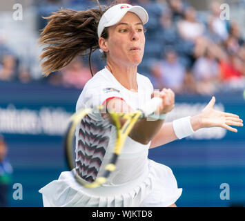 New York, NY - 2. September 2019: Johanna Konta (Großbritannien) in Aktion im Viertelfinale der US Open Championships gegen Elina Svitolina (Ukraine) an Billie Jean King National Tennis Center Stockfoto