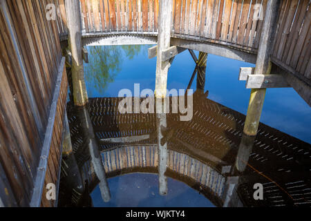 Aussichtsturm und-Plattform zur Vogelbeobachtung im Vogelparadies Weidmoos, Salzburg, Österreich Stockfoto