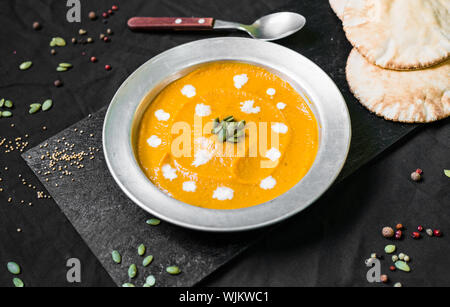 Bunte Cremesuppe mit Kürbis und Karotte. Gesunde Ernährung und Gesundes essen Konzept. Stockfoto