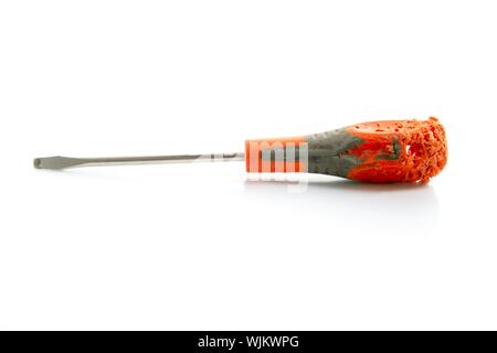 Alte alte Schraubendreher in Orange und grau isoliert auf weiss Stockfoto