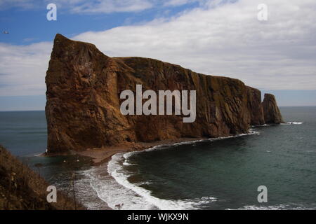 Roché Percé, Gaspésie, Québec, Kanada. Schöne Rock an die Spitze der Gaspé Stadt, sehr touristisch, einer der größten und spektakulärsten natürlichen Bögen Stockfoto
