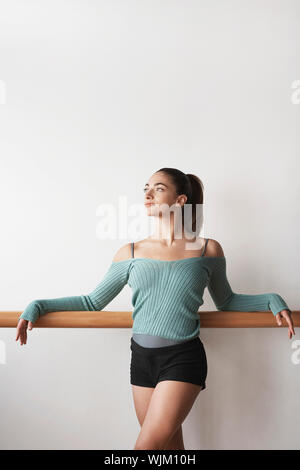 Junge weibliche Ballet Dancer üben an der Bar Stockfoto