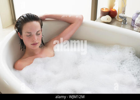 Erhöhten Blick auf schöne junge Frau mit Augen entspannen in der Badewanne geschlossen Stockfoto