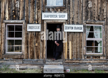 Historische reenactor Les Scott, gekleidet wie die Stadt mortician iat South Park City Museum, eine Sammlung von historischen Gebäuden in Fairplay, Colorado Stockfoto