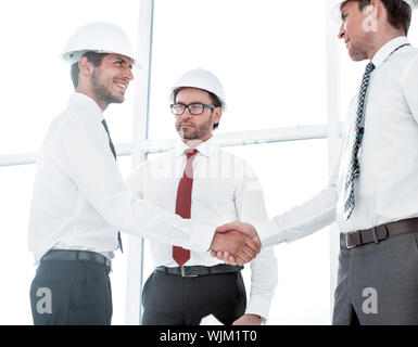 Zwei Architekten Händeschütteln nach einem Treffen im Büro Stockfoto