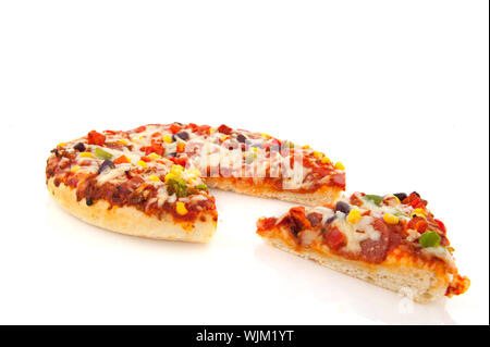 Pizza Bologna mit Käse und Tomaten, die isoliert auf weiß Stockfoto
