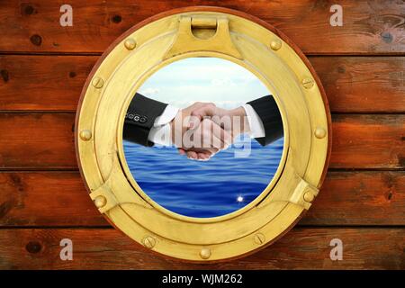 Geschäftsleute Seelandschaft Handshake Blick vom Boot Runde Fenster Stockfoto