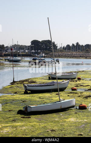 Drei hölzerne Segelboot auf dem Schlamm bei Ebbe in Gosport, Hampshire Stockfoto