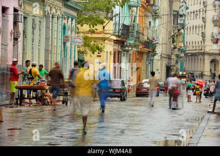 Street Fotografie im Zentrum von Havanna - koloniale Architektur auf der Calle Virtudes mit Fußgängern und Fahrzeugen, La Habana (Havanna), Havanna, Kuba Stockfoto