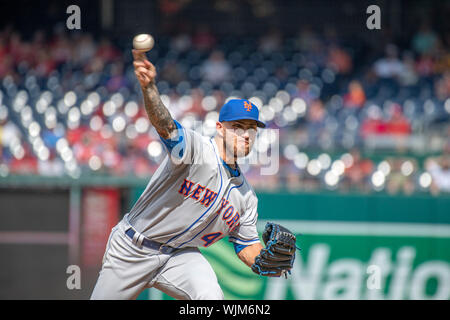 Washington, Vereinigte Staaten von Amerika. 02 Sep, 2019. New York Mets Entlastung Krug Tyler Bashlor (49) arbeitet im achten Inning gegen die Washington Nationals an den Angehörigen Park in Washington, DC am Montag, den 2. September 2019. Das Mets gewann das Spiel 7 - 3. Credit: Ron Sachs/CNP (Einschränkung: Keine New York oder New Jersey Zeitungen oder Zeitschriften innerhalb eines 75-Meilen-Radius von New York City) | Verwendung der weltweiten Kredit: dpa/Alamy leben Nachrichten Stockfoto