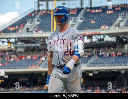 Washington, Vereinigte Staaten von Amerika. 02 Sep, 2019. New York Mets erste Basisspieler Pete Alonso (20) geht zurück zu dem Dugout nach dem Markanten im achten Inning gegen die Washington Nationals an den Angehörigen Park in Washington, DC am Montag, den 2. September 2019. Das Mets gewann das Spiel 7 - 3. Credit: Ron Sachs/CNP (Einschränkung: Keine New York oder New Jersey Zeitungen oder Zeitschriften innerhalb eines 75-Meilen-Radius von New York City) | Verwendung der weltweiten Kredit: dpa/Alamy leben Nachrichten Stockfoto