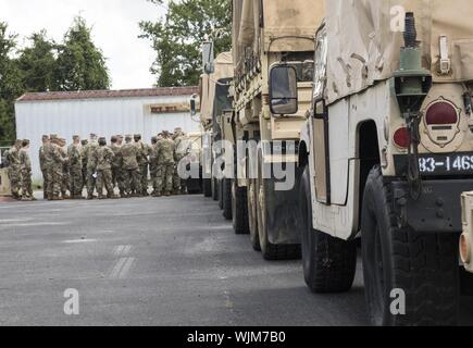 146 Expeditionary Signal Battalion ist informiert über Informationen und Sicherheit vermitteln, wie sie sich vorbereiten, auf ihre Mission, September, 2019 zu beginnen. Die Einheit wird die Inszenierung vor herannahenden Hurrikan Dorian. Die Florida National Guard bleibt ein bereit, zuverlässige und zugängliche heimischen Antwort Missionen zu unterstützen. Wir können bis zu mobilisieren, um ca. 12 000 Mitarbeitern ein breites Spektrum an Emergency Management Services für die Durchführung von Such- und Rettungsaktionen, zu den Bereich Sicherheit und Logistik unterstützen. (U.S. Armee Foto von Sgt. Lindsey Morgan) Mit freundlicher Sgt. Leia Tascarini/107 Mobile Öffentliche Angelegenheiten De Stockfoto