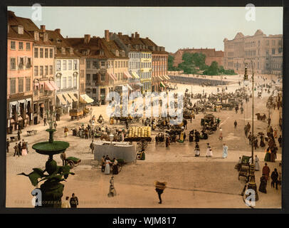 Hochbrucke Square, Kopenhagen, Dänemark; Drucken zeigt die Højbro Plads (obere Brücke Platz), Kopenhagen, Dänemark, mit dem Storkespringvand (Storch Brunnen) im Vordergrund und die Ruinen der Christianborg Palast im Hintergrund. (Quelle: Flickr Commons Projekt, 2009) Stockfoto